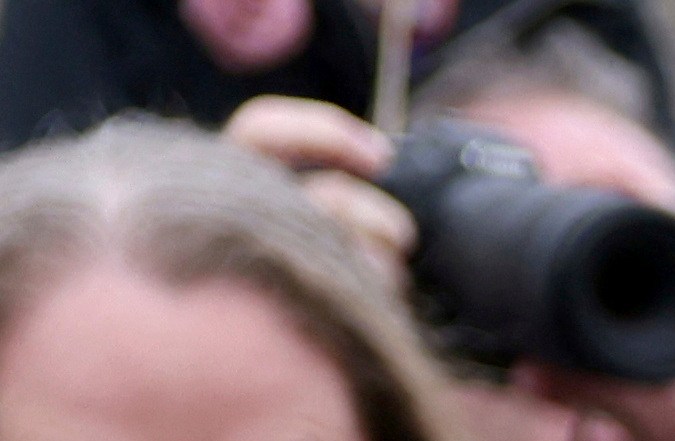 Rey Carlos comparte con algunos ciudadanos en la ceremonia de Pascua en el Palacio de Windsor.