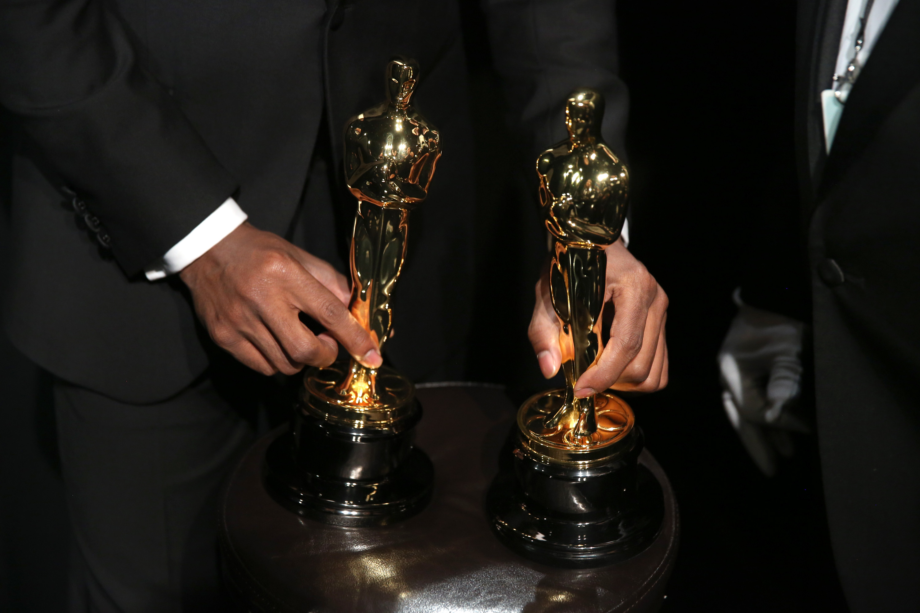 Las estatuillas de los Oscar en manos de algunos ganadores.