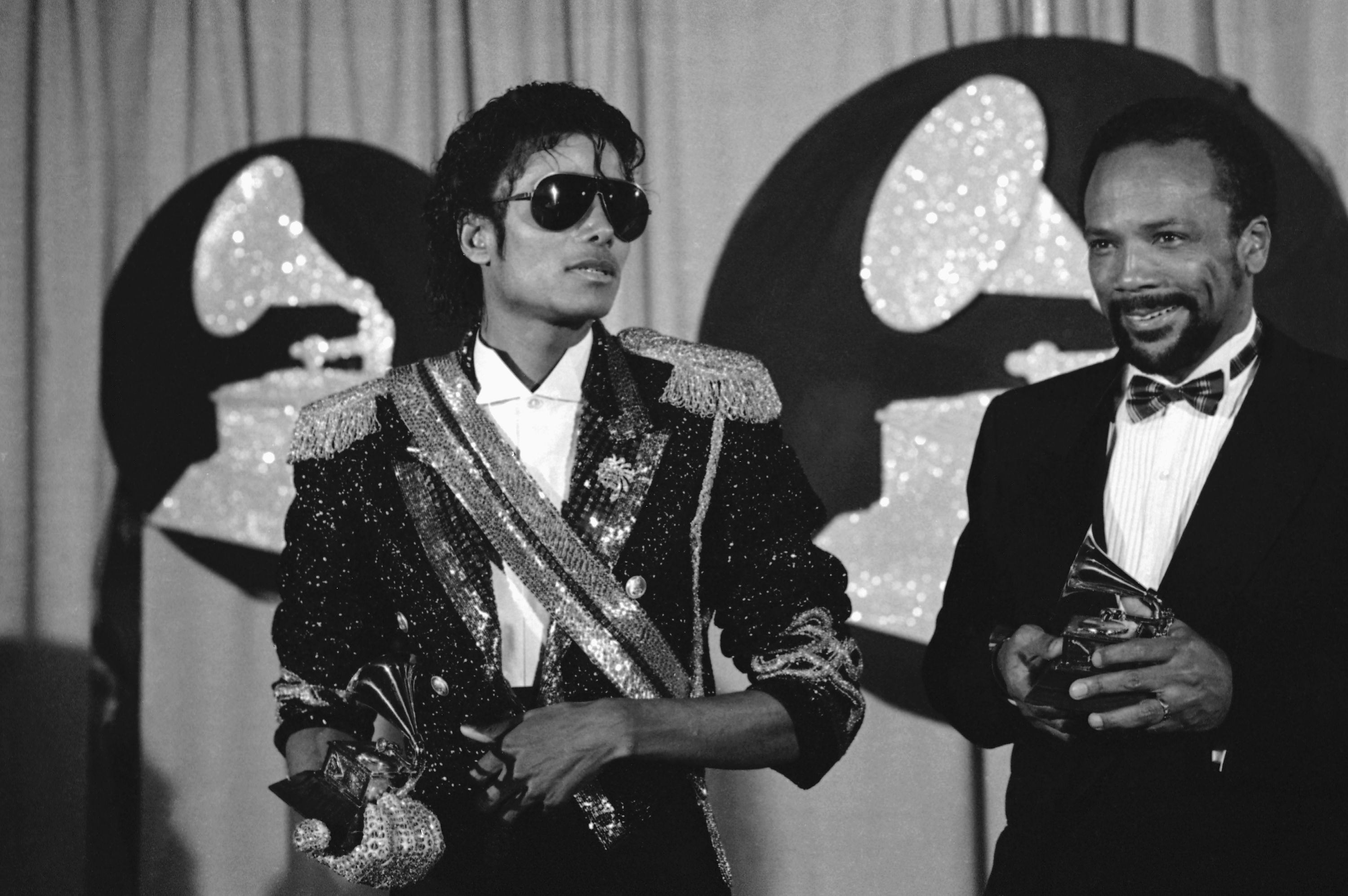 Michael Jackson junto a Quincy Jones en los premios Grammy con su galardón a los mejores productores en 1984.