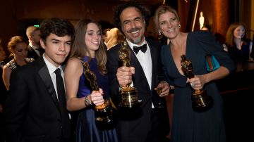 Alejandro González Iñárritu junto a su familia tras ganar tres premios Oscars por Birdman o (La inesperada virtud de la ignorancia) en 2015.