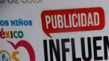 Alfredo Adame en la alfombra roja de "Mujer Emprendedora", evento en el que se entregaron reconocimientos a mujeres destacadas en diversos ámbitos como las redes sociales y las micro empresas/México, 16 de marzo 2022.