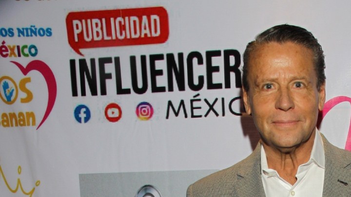 Alfredo Adame en la alfombra roja de "Mujer Emprendedora", evento en el que se entregaron reconocimientos a mujeres destacadas en diversos ámbitos como las redes sociales y las micro empresas/México, 16 de marzo 2022.