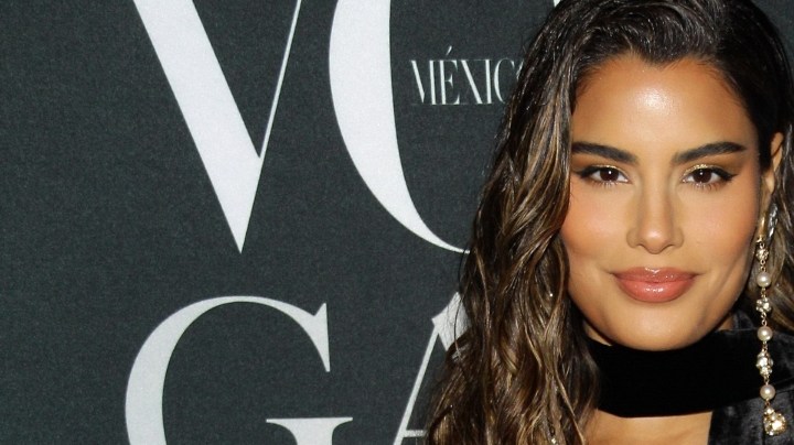 Ariadna Gutiérrez desfila por la alfombra roja de la gala de Día de Muertos organizada por la revista Vogue/México, 28 de octubre 2021.