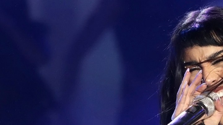 Danna Paola da muestra de su juventud y profesionalismo al presentarse en dos eventos el mismo día: primero en Puebla y horas después en el festival Tecate Emblema en la capital mexicana/México, 14 de mayo 2023.
