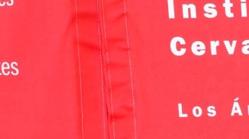 Eugenio Derbez y Alessandra Rosaldo en la inauguración del Instituto Cervantes en Los Ángeles, dedicado a la difusión de la cultura y las artes, por su Majestad la Reina Doña Letizia/Los Ángeles, 13 de diciembre 2022.