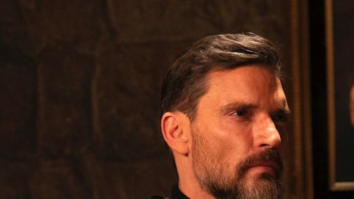 Julián Gil en una escena de la telenovela "El Maleficio", producción de José Alberto "El Güero" Castro que se transmite por Las Estrellas en México y próximamente por Univision para Estados Unidos. Fotos cortesía de la producción/México, 2 de enero 2024.