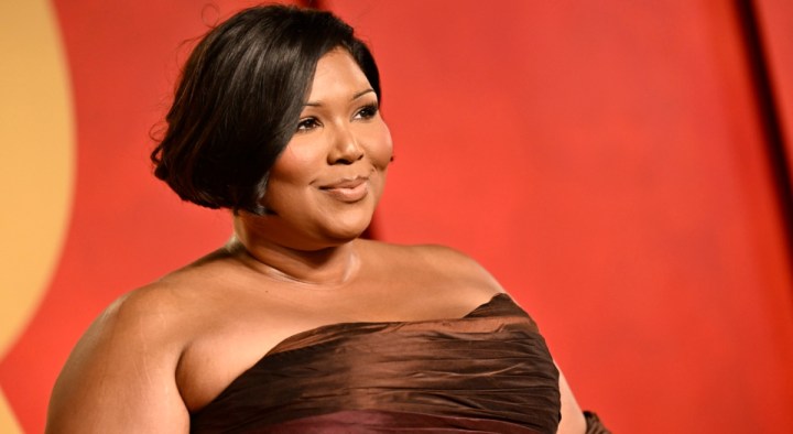 Lizzo llega a la fiesta de los Oscar de Vanity Fair el domingo 10 de marzo de 2024 en el Centro Wallis Annenberg para las Artes Escénicas en Beverly Hills, California (Foto de Evan Agostini/Invision/AP)