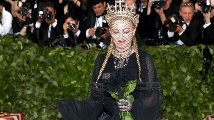 Madonna en la alfombra roja de la MET Gala 2018, con los mejores exponentes de la moda y el diseño que este año eligieron como tema Cuerpos Celestiales e Iconografía Católica, en el Museo Metropolitano de Nueva York/Nueva York, 8 de mayo de 2018.