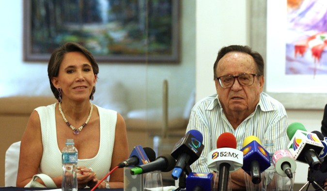 Roberto Gómez Bolaños "Chespirito" y Florinda Meza en el anuncio del regreso de la obra "11 y 12"/México, 09 de Junio, 2007.