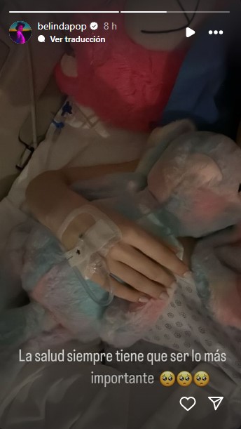Belinda en una camilla del hospital.