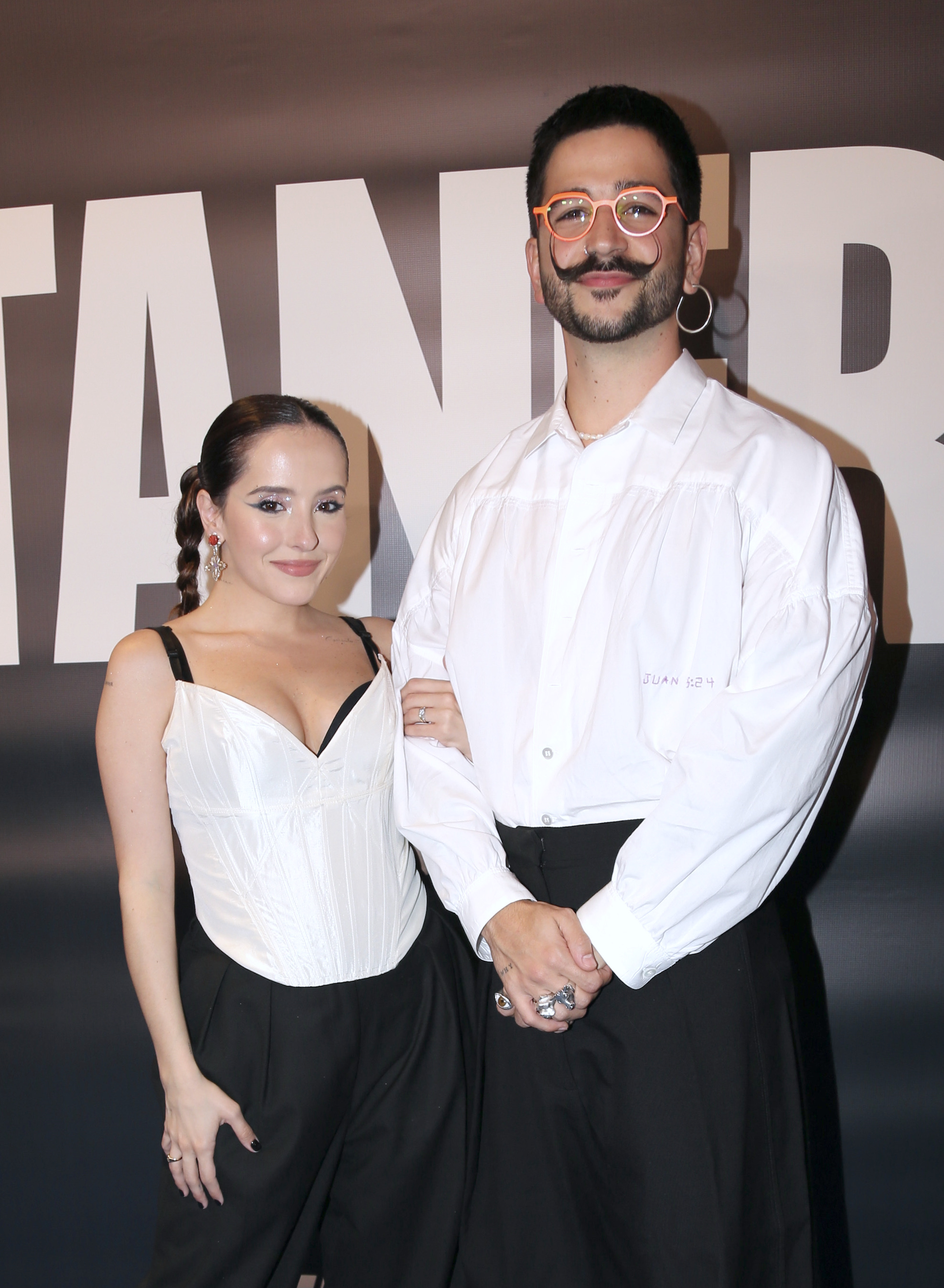 Evaluna y Camilo en el estreno de 'Los Montaner', serie que se transmitió por Disney+.