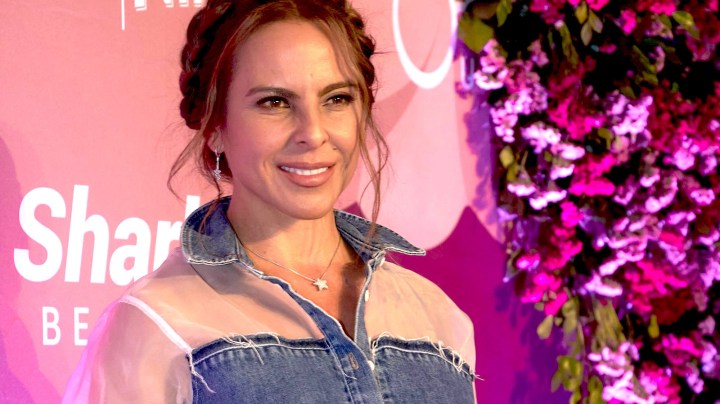 Kate del Castillo en el lanzamiento de la nueva línea de productos de Shark Beauty.