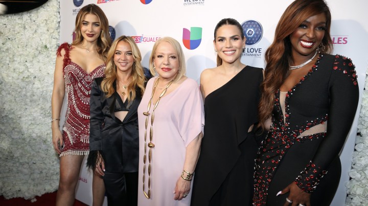 Migbelis Castellanos, Adamari López, la Dra. Nandy, Karina Banda y Amara la Negra con las conductoras de 'Desiguales'.