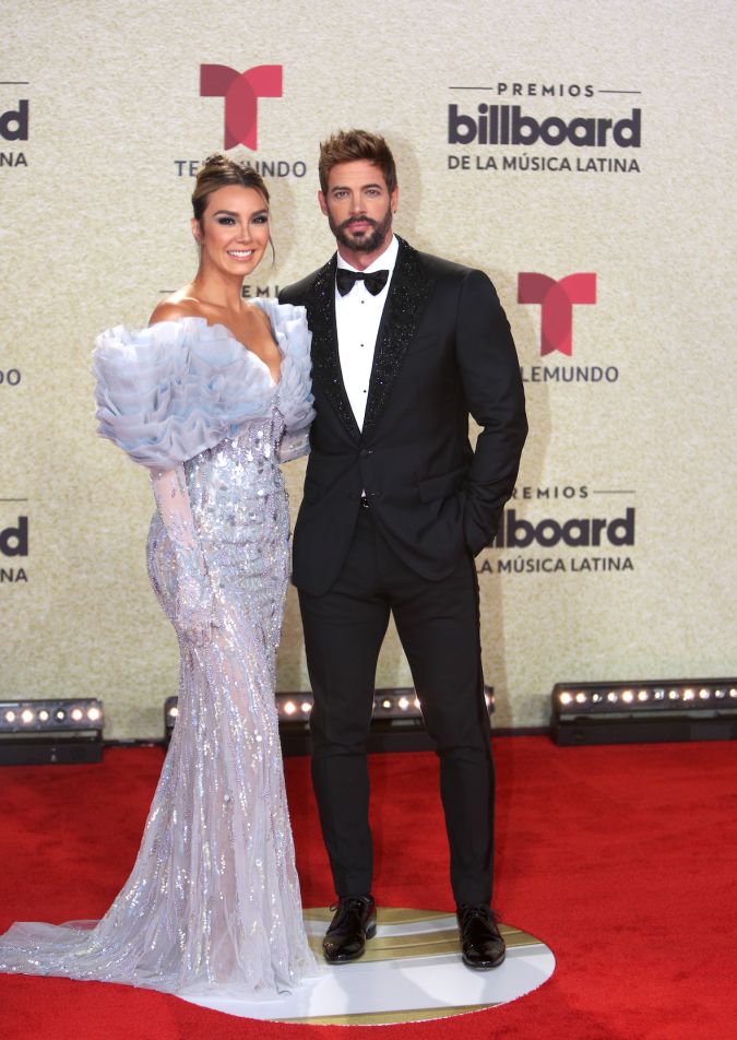 William Levy y Elizabeth Gutiérrez en la alfombra de los Premios Billboard de la Música Latina (Telemundo)/Miami, 23 de septiembre 2021.