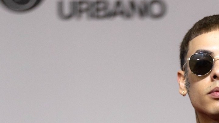 Natanael Cano arrojó el celular de una fan.