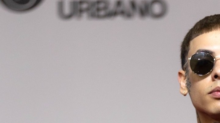 Natanael Cano arrojó el celular de una fan.