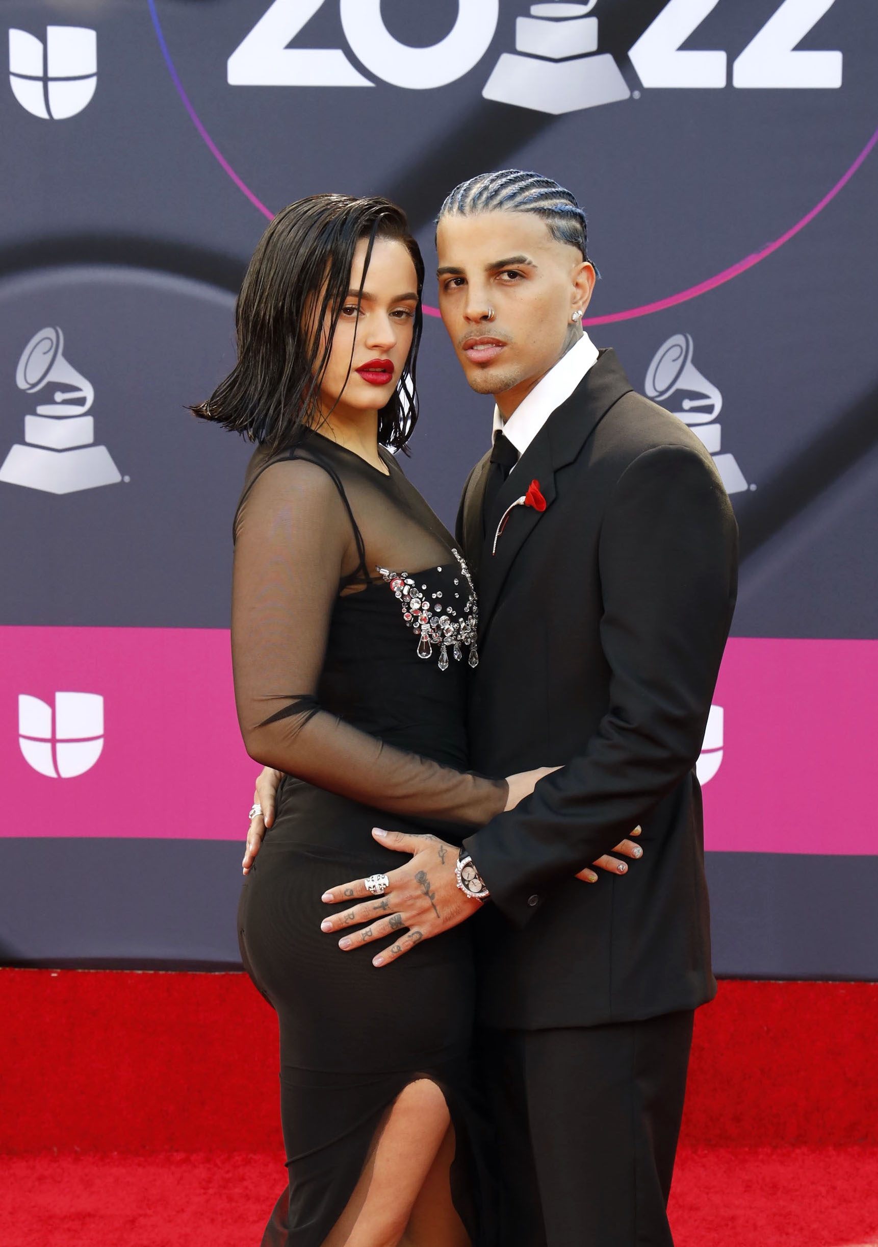 Rauw Alejandro y Rosalía durante la alfombra roja de los Latin Grammy de 2022.