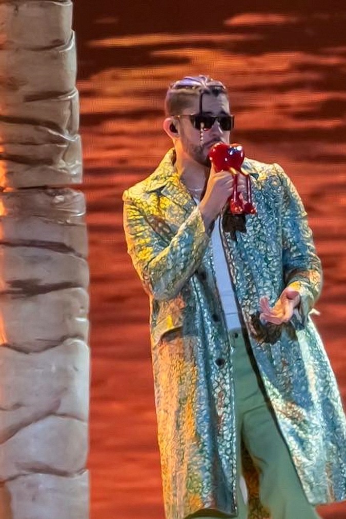 En medio de un concierto, Bad Bunny no aguantó las lágrimas y rompió en llanto.