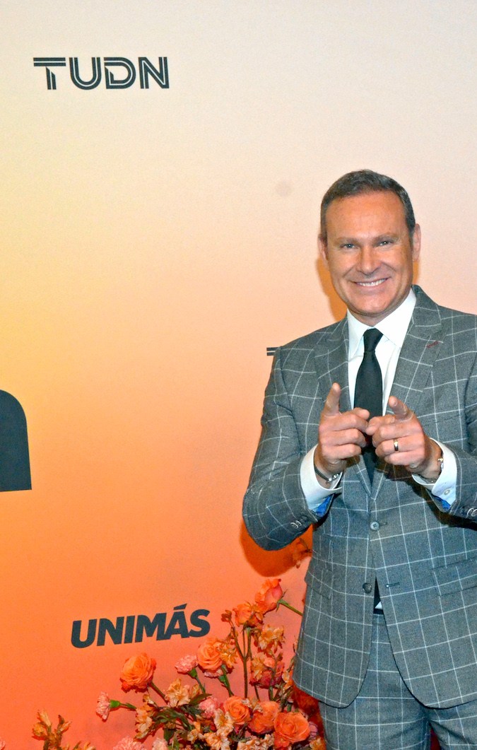 Alan Tacher fingió preocupante caída en el set de 'Despierta América'.