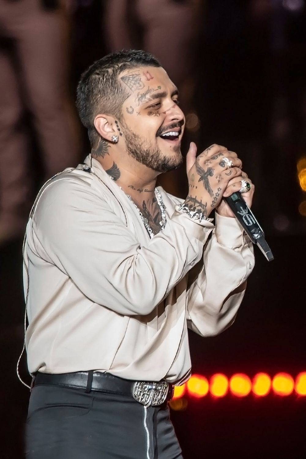 Christian Nodal cantando en el escenario del Foro Sol de México en Mayo de 2023.