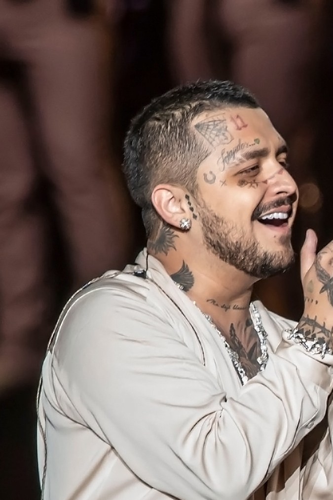 Christian Nodal cantando en el escenario del Foro Sol de México en Mayo de 2023.