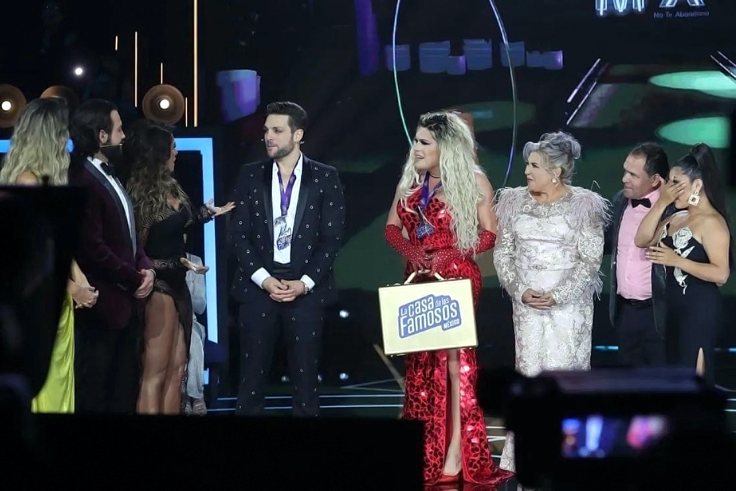 Wendy Guevara recibiendo su premio de 'La Casa de los Famosos México'.