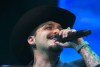 Christian Nodal luce una lujosa dentadura