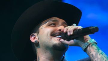 Christian Nodal luce una lujosa dentadura