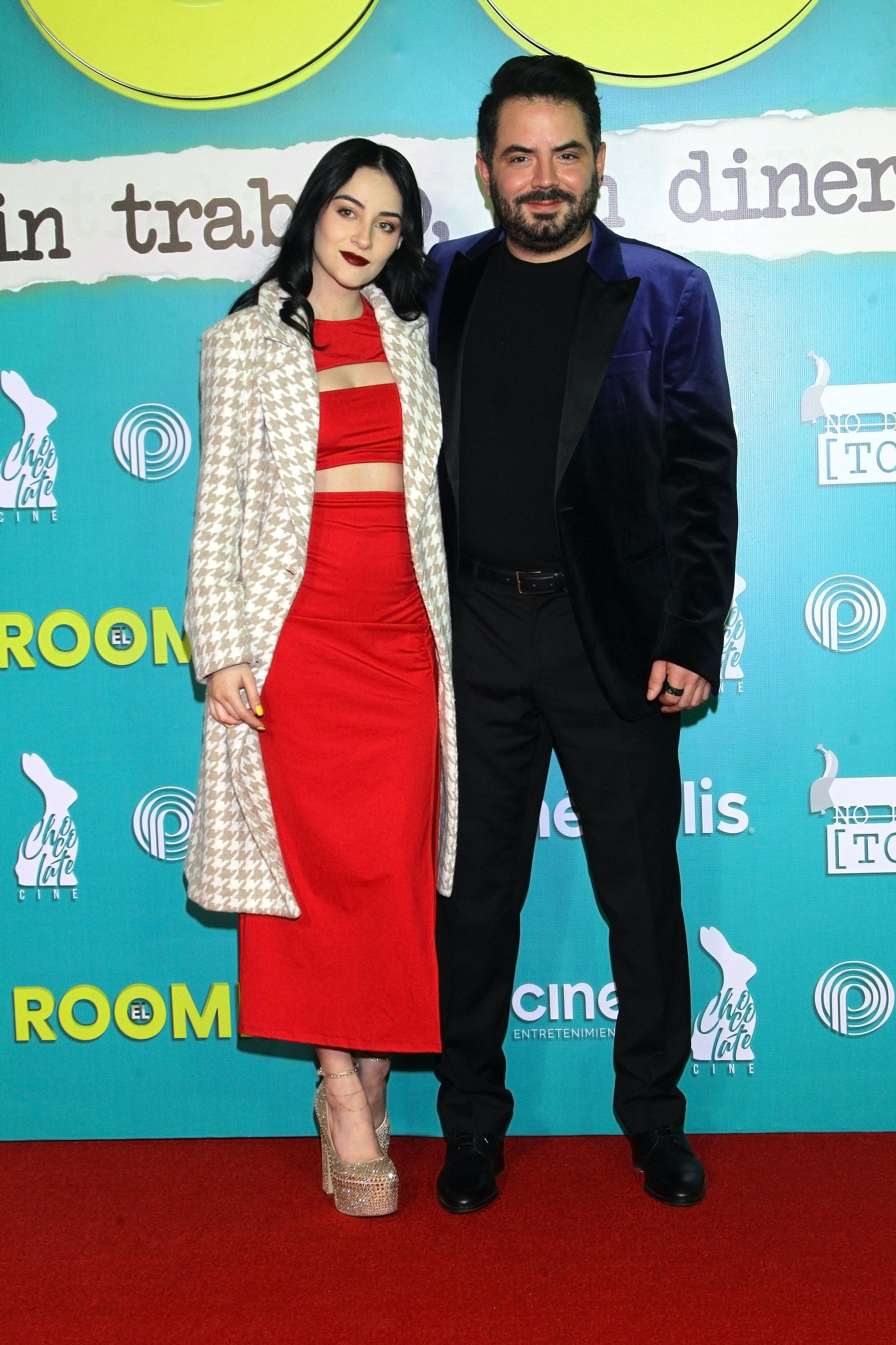 José Eduardo Derbez y su novia Paola Dalay en la alfombra roja del estreno de la película ‘El Roomie’.