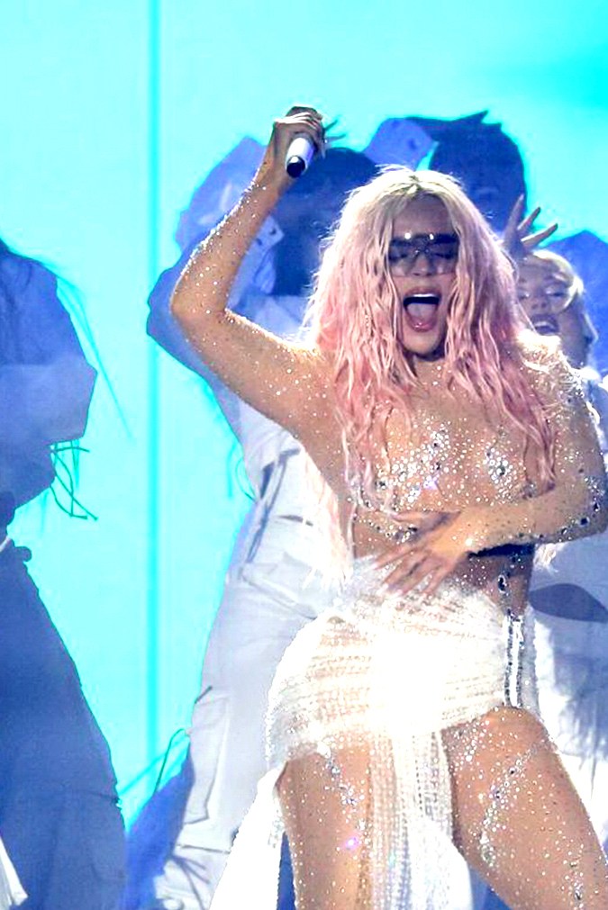 Karol G sobre el escenario de uno de sus conciertos en México por su gira: 'Mañana será bonito'.