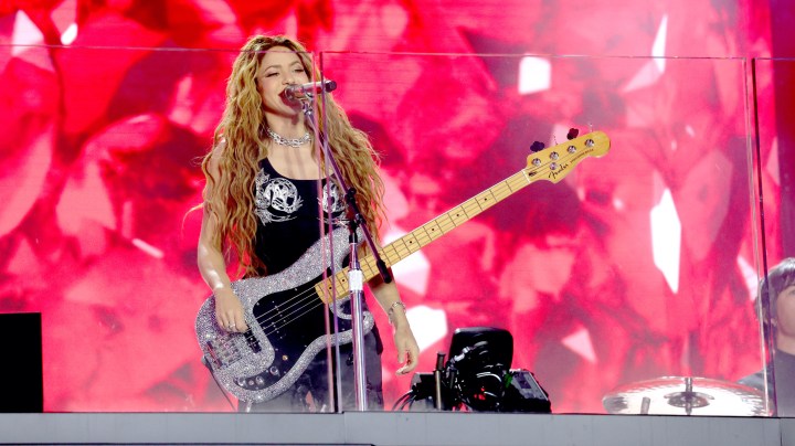 Shakira durante su presentación en el Times Square el 26 de marzo de 2024 en la ciudad de Nueva York.