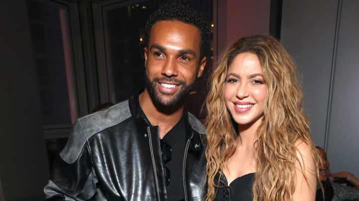 Shakira y Lucien Laviscount posan después de su concierto en el TSX Entertainment en Time Square.