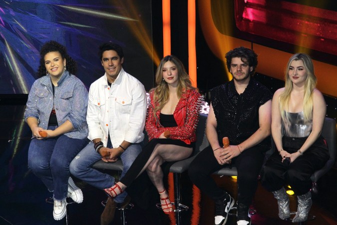 Lucerito Mijares y Eduardo Capetillo Jr. junto a los demás participantes de 'Juegos de Voces'.