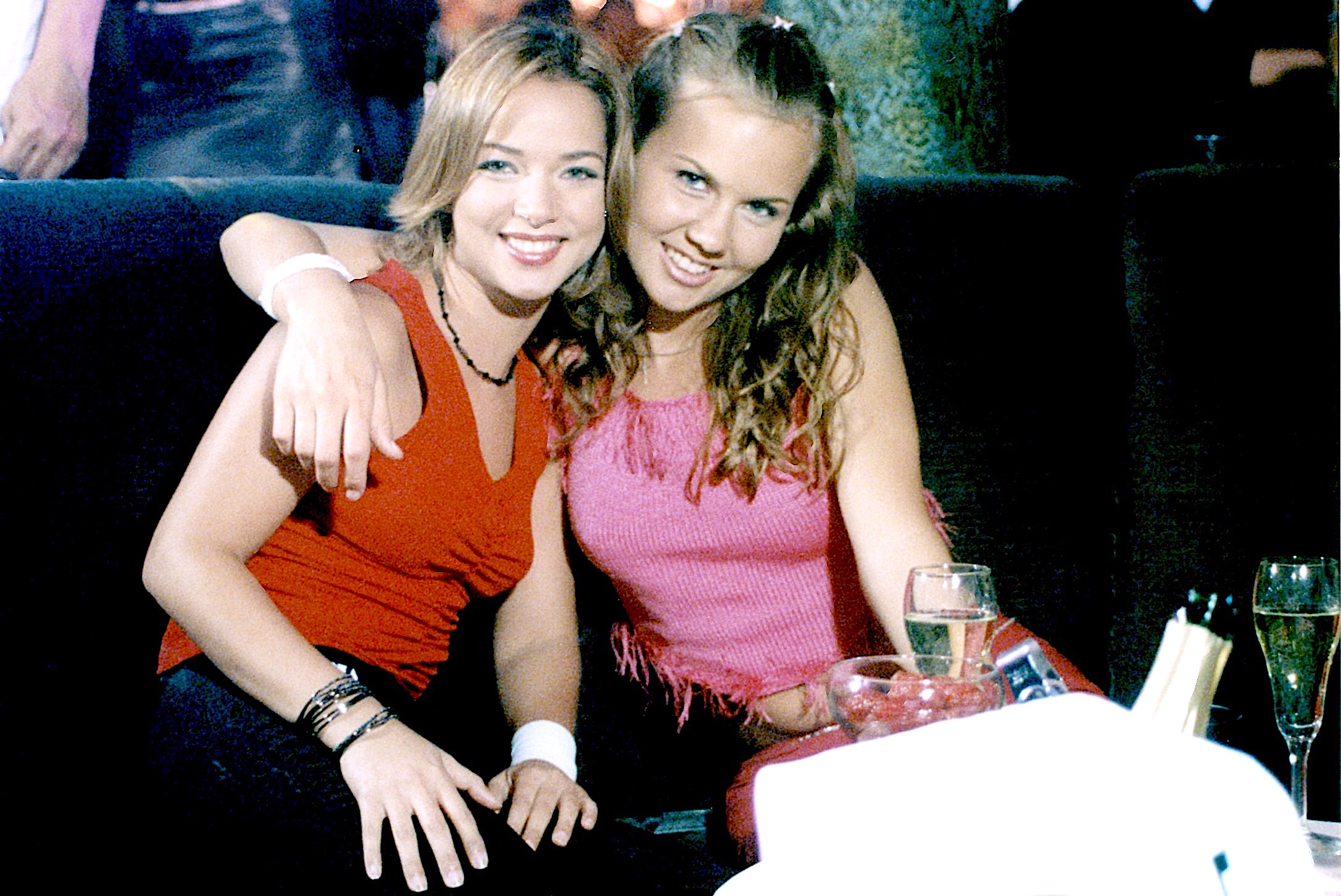 Adamari López y Michelle Vieth en la presentación de la telenovela ‘Amigas y Rivales’ en México, 2001.