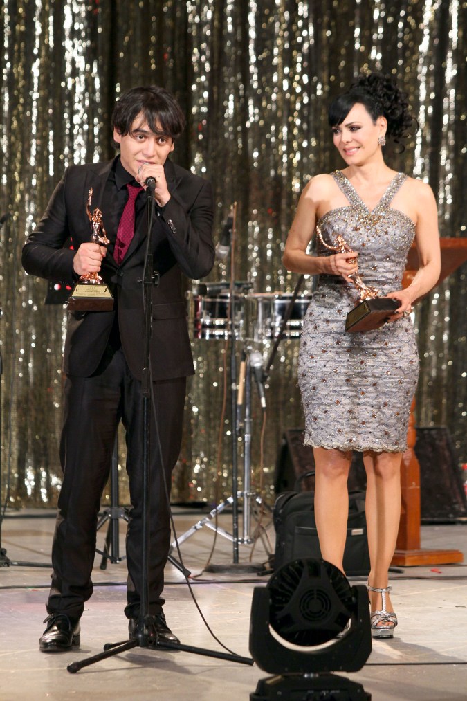 Julián Figueroa recibiendo el premio como Revelación del Año en 2015 junto a su madre Maribel Guardia.