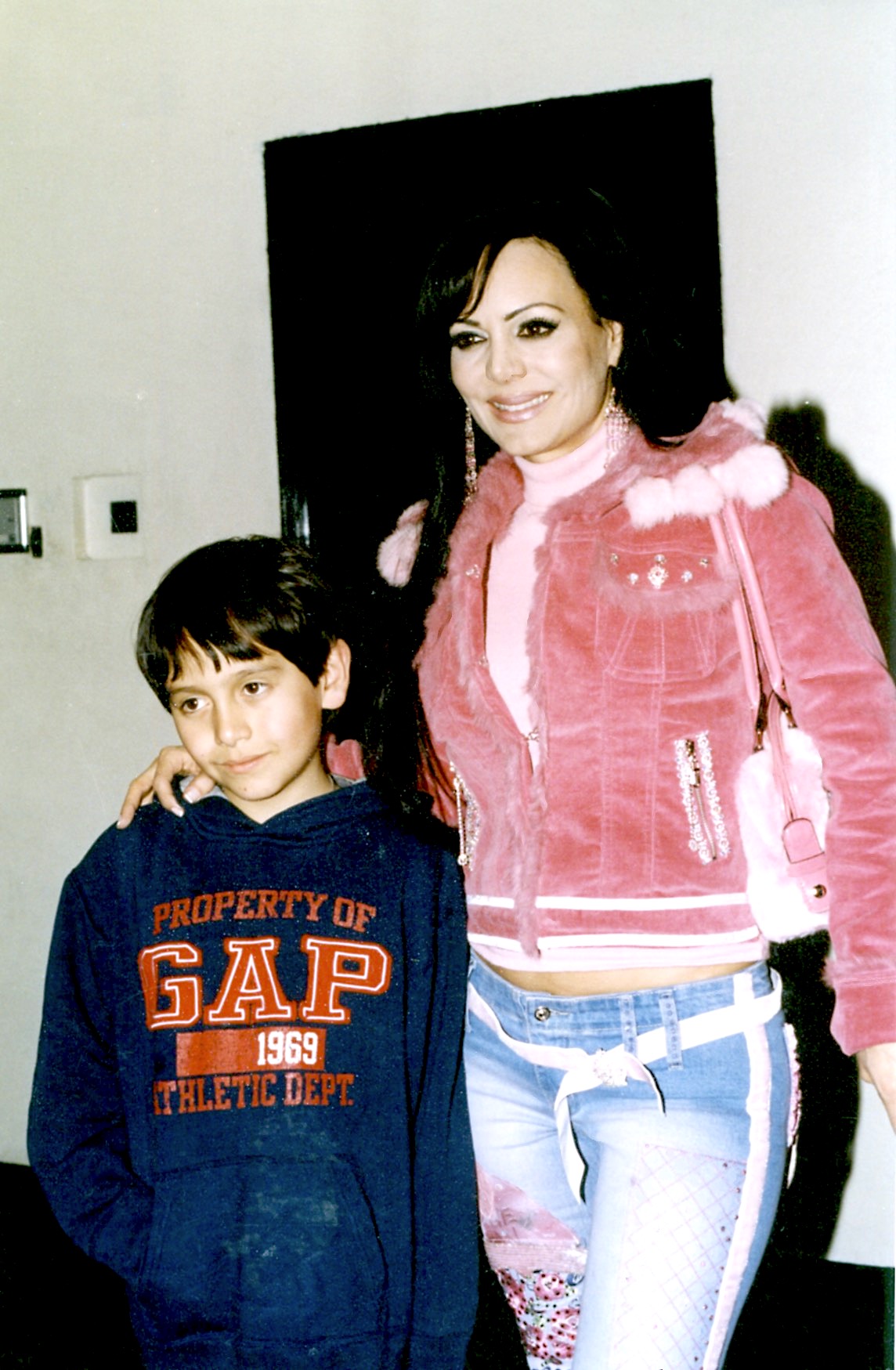 Maribel Guardia junto a su pequeño hijo, Julián en 2004.