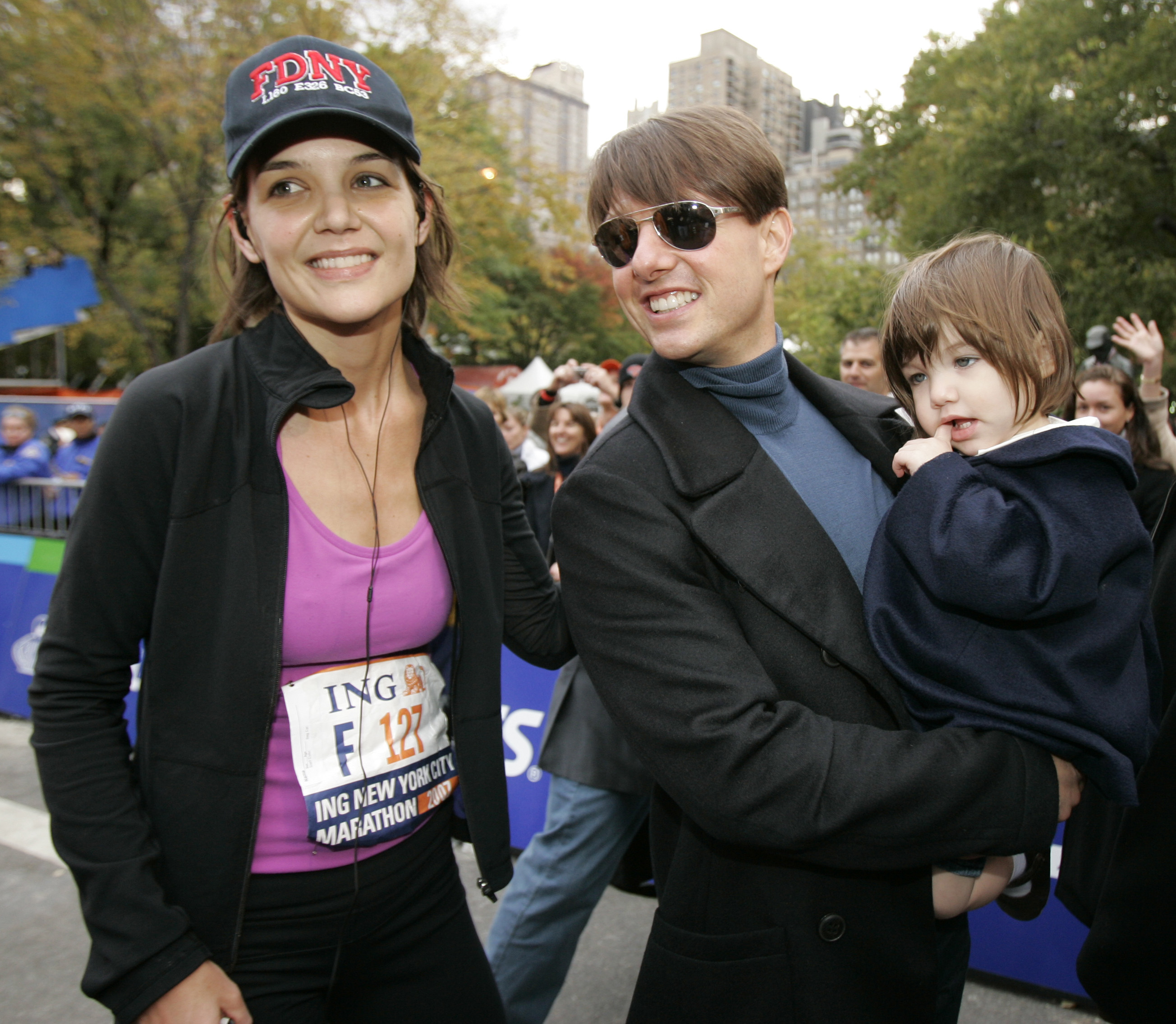 Kate Holmes, Tom Cruise y su hija Suri en un maratón de la ciudad de Nueva York en noviembre de 2007.