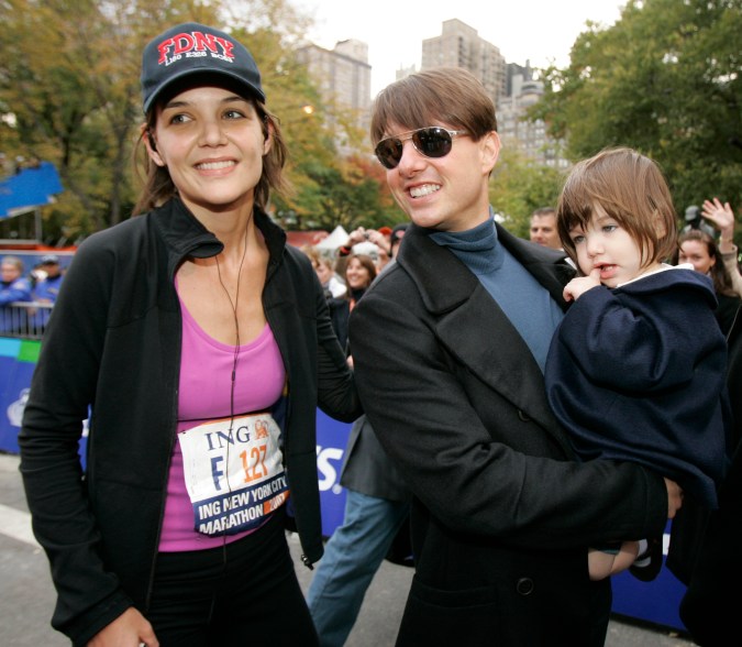 Kate Holmes, Tom Cruise y su hija Suri en un maratón de la ciudad de Nueva York en noviembre de 2007.