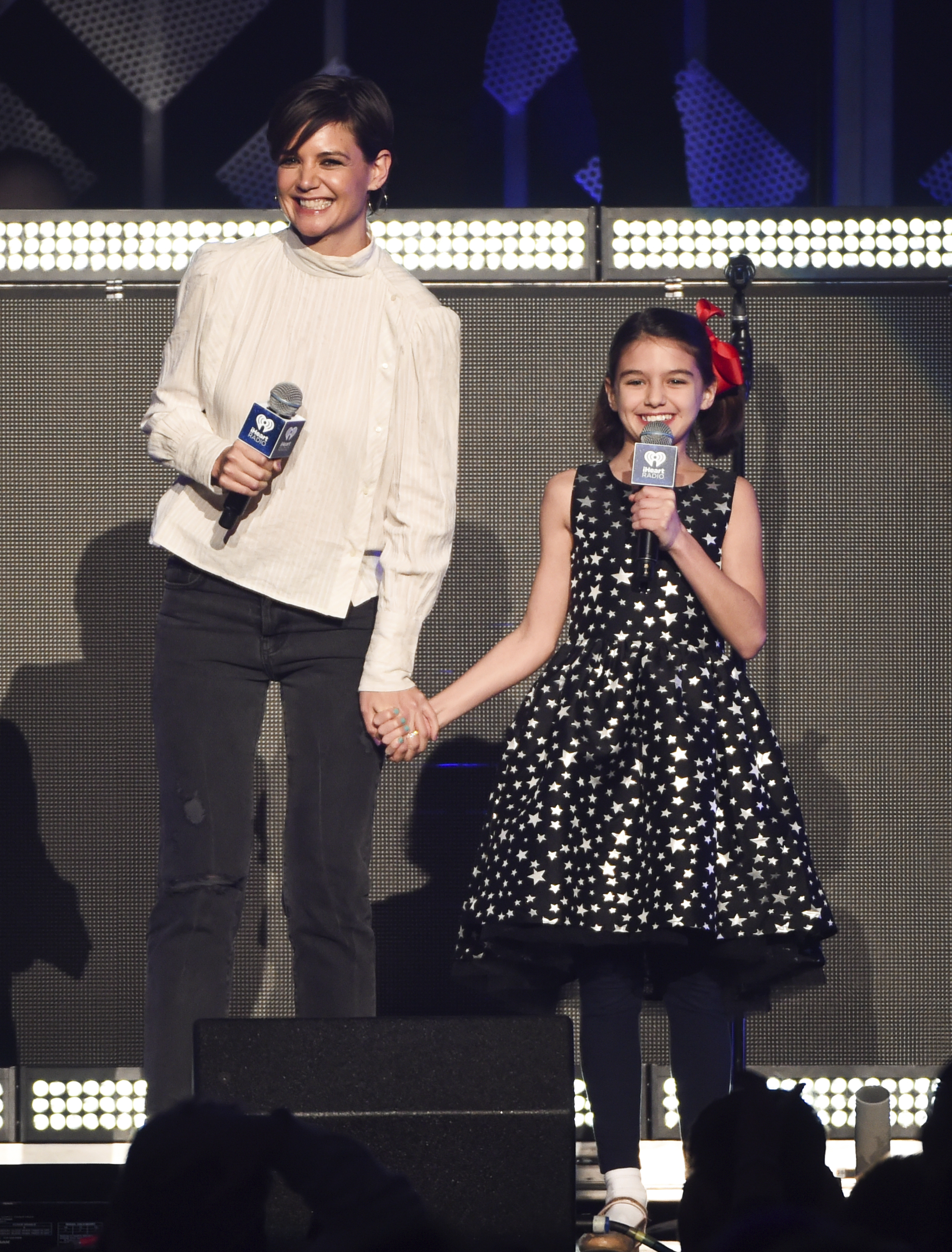 Katie Holmes y su hija Suri Cruise en una presentación musical de Taylor Swift en el Madison Square Garden. Diciembre de 2017.