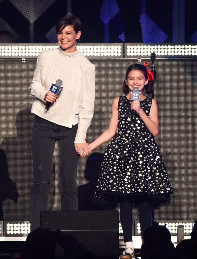 Katie Holmes y su hija Suri Cruise en una presentación musical de Taylor Swift en el Madison Square Garden. Diciembre de 2017.