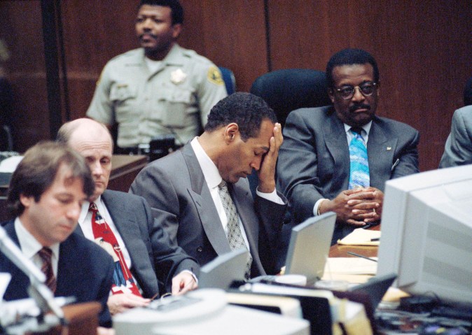 O.J. Simpson durante su juicio por doble asesinato en Los Ángeles, California, rodeado de su equipo de defensa.