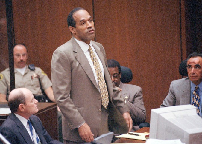 O.J. Simpson acusado de cometer un doble homicidio, por el que cumplió una larga condena.