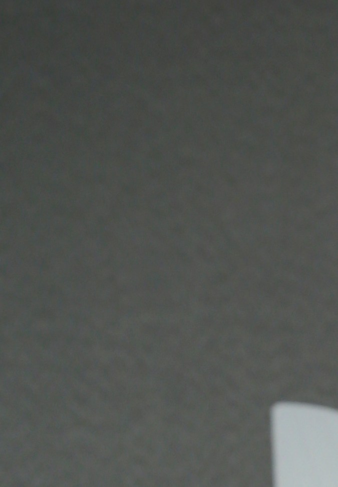 Christian Nodal posa en la sala de prensa con los premios al mejor álbum ranchero/mariachi y a la mejor canción regional en la 20ª Entrega de los Latin Grammy en noviembre de 2019