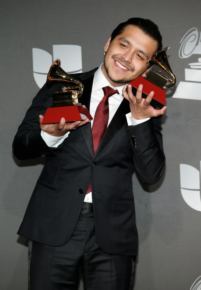 Christian Nodal posa en la sala de prensa con los premios al mejor álbum ranchero/mariachi y a la mejor canción regional en la 20ª Entrega de los Latin Grammy en noviembre de 2019