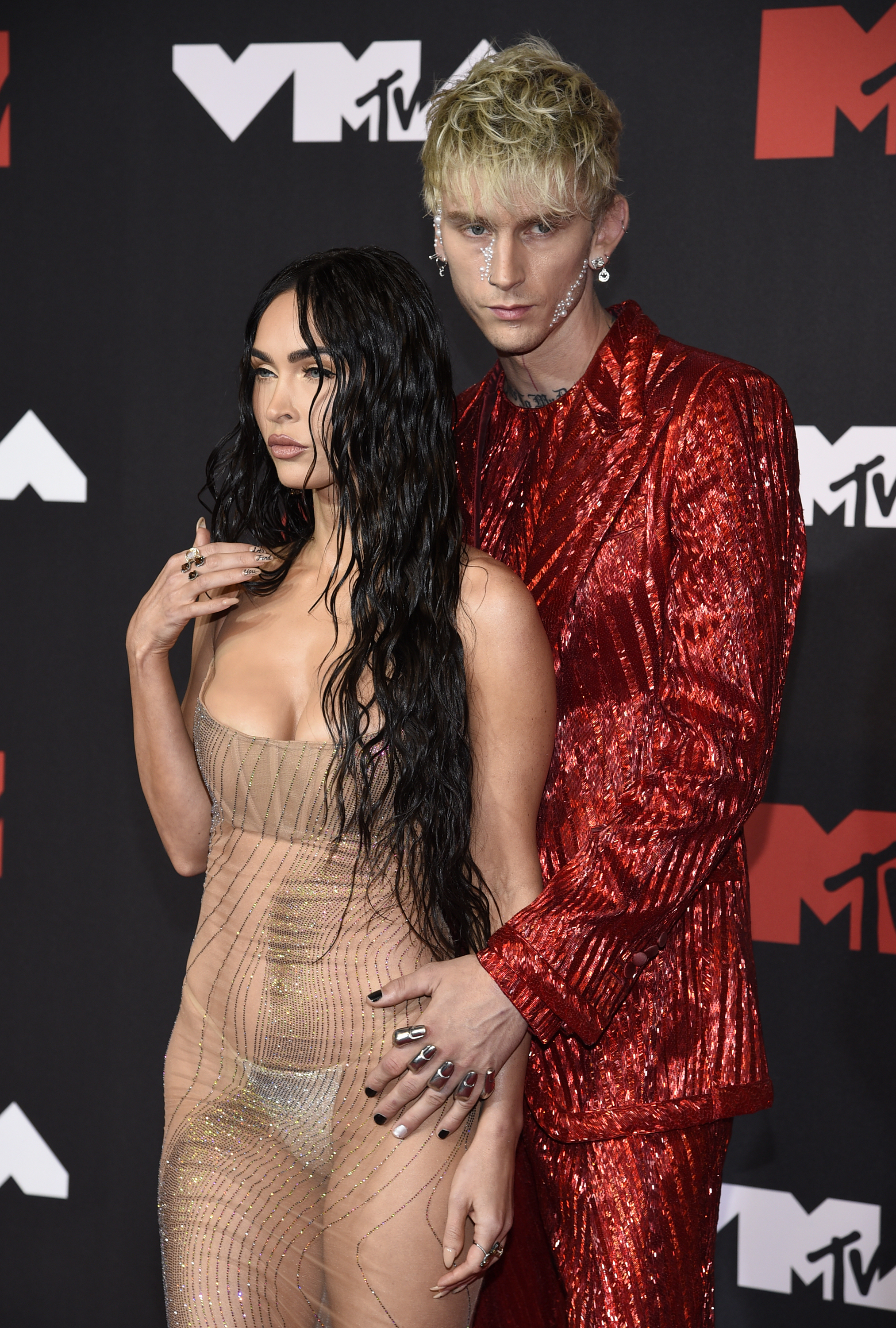 Megan Fox y Machine Gun Kelly se comprometieron luego de estar saliendo por dos años.