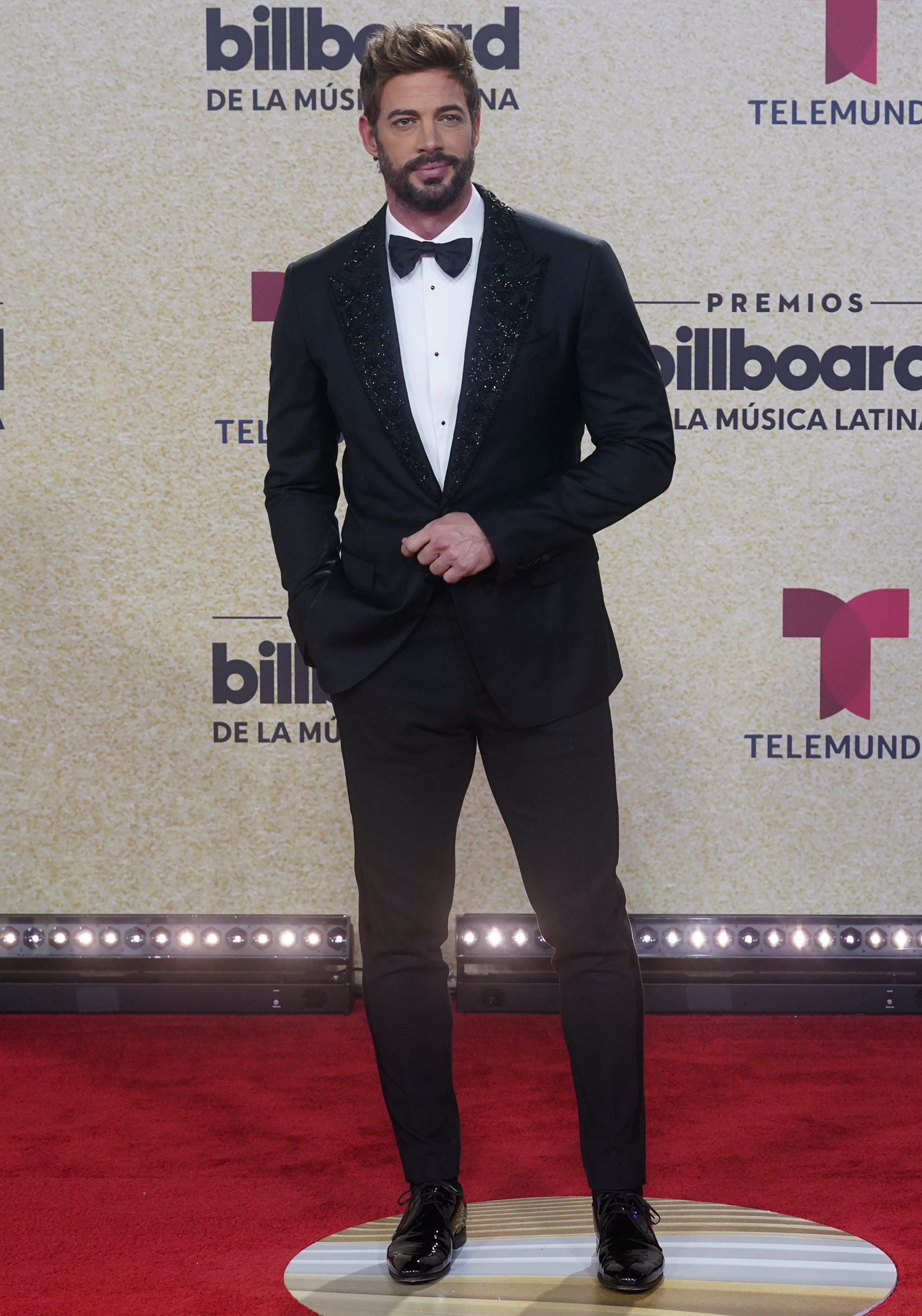 William Levy en la alfombra roja de los Premios Billboard de la Música Latina en septiembre de 2021.