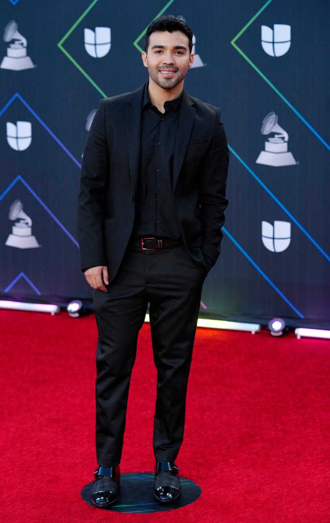 Gussy Lau llega a la alfombra roja de la 22a entrega anual de los Latin Grammy en noviembre de 2021.