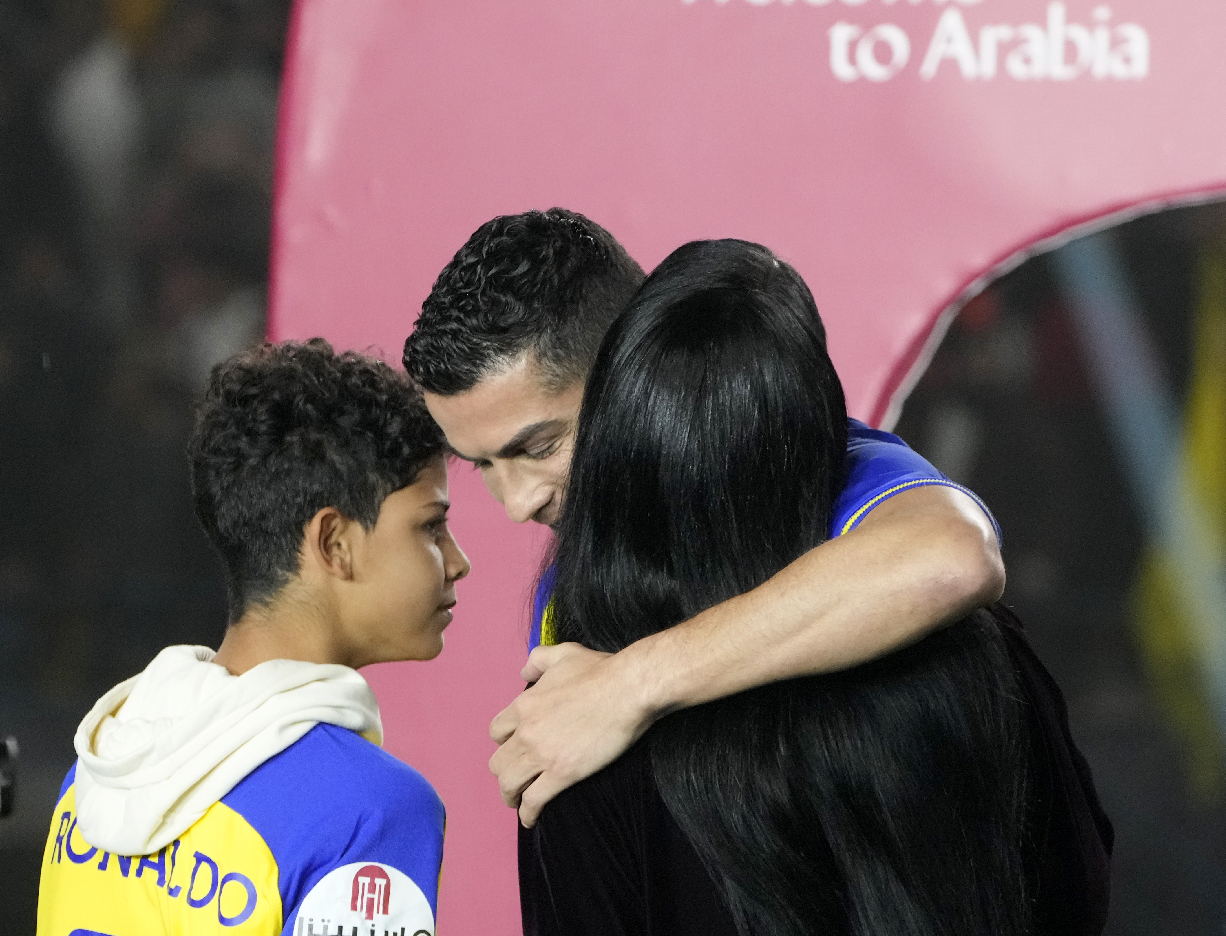 Cristiano Ronaldo abraza a Georgina Rodríguez y a su hijo Cristiano Jr. en la presentación oficial como nuevo miembro del club de fútbol Al Nassr en Riad, Arabia Saudita.