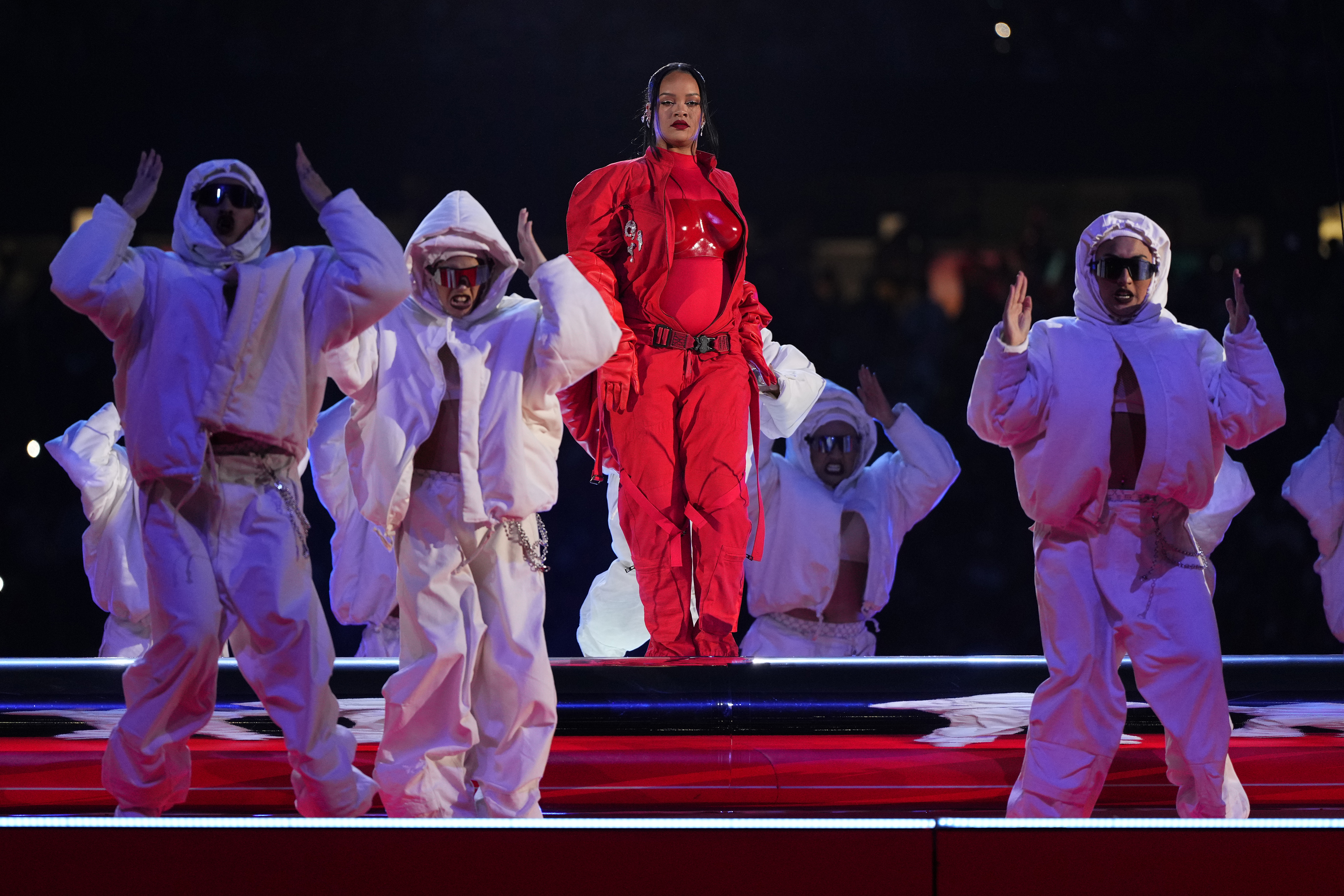 Rihanna durante su espectáculo de medio tiempo en el partido de Super Bowl en febrero de 2023.