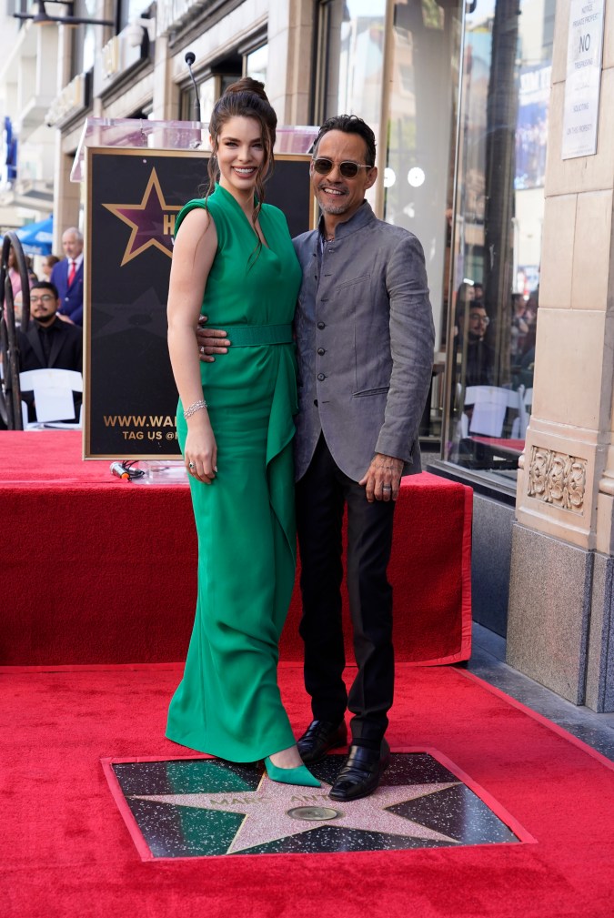 Nadia Ferreira y Marc Anthony en la ceremonia de entrega de una estrella en el Paseo de la Fama de Hollywood para el cantante.